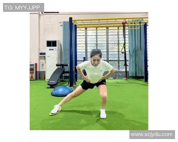 女性力量崛起女士们在足球场上展现无限魅力与激情