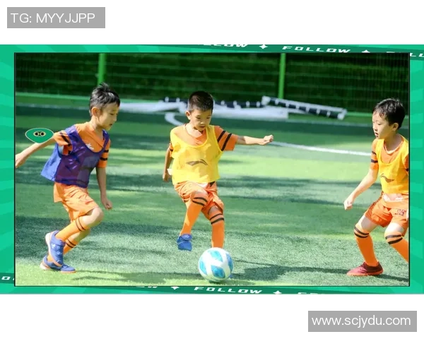 小明在绿茵场上踢足球的快乐时光与精彩瞬间分享